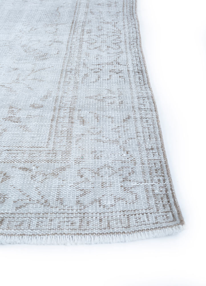 vintage ivory wool hand knotted Rug - Corner