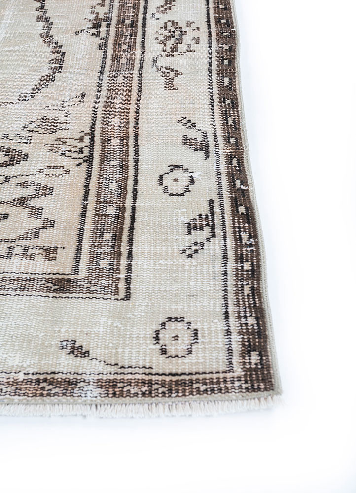 vintage gold wool hand knotted Rug - Corner