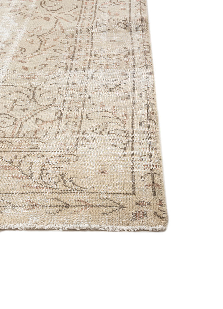 vintage ivory wool hand knotted Rug - Corner