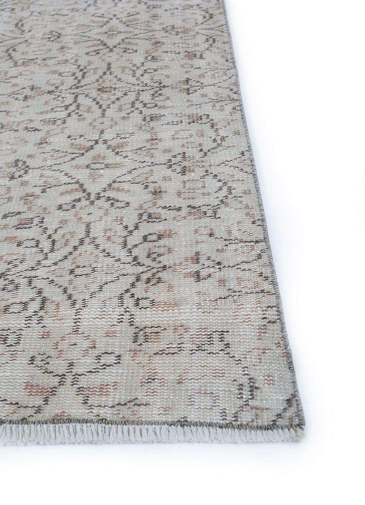 vintage beige and brown wool hand knotted Rug - Corner