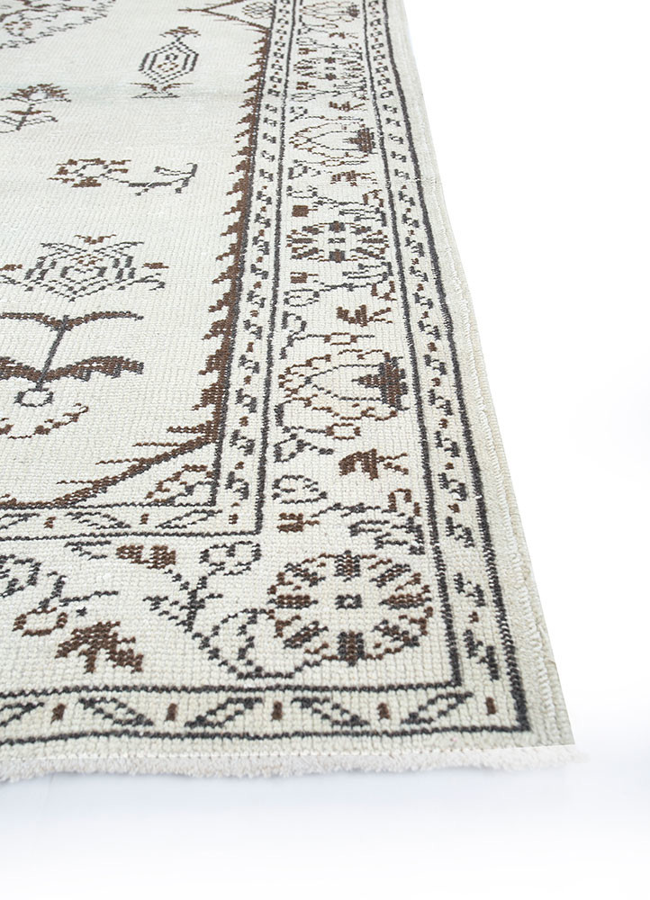vintage beige and brown wool hand knotted Rug - Corner vintage beige and brown wool hand knotted Rug - Corner
