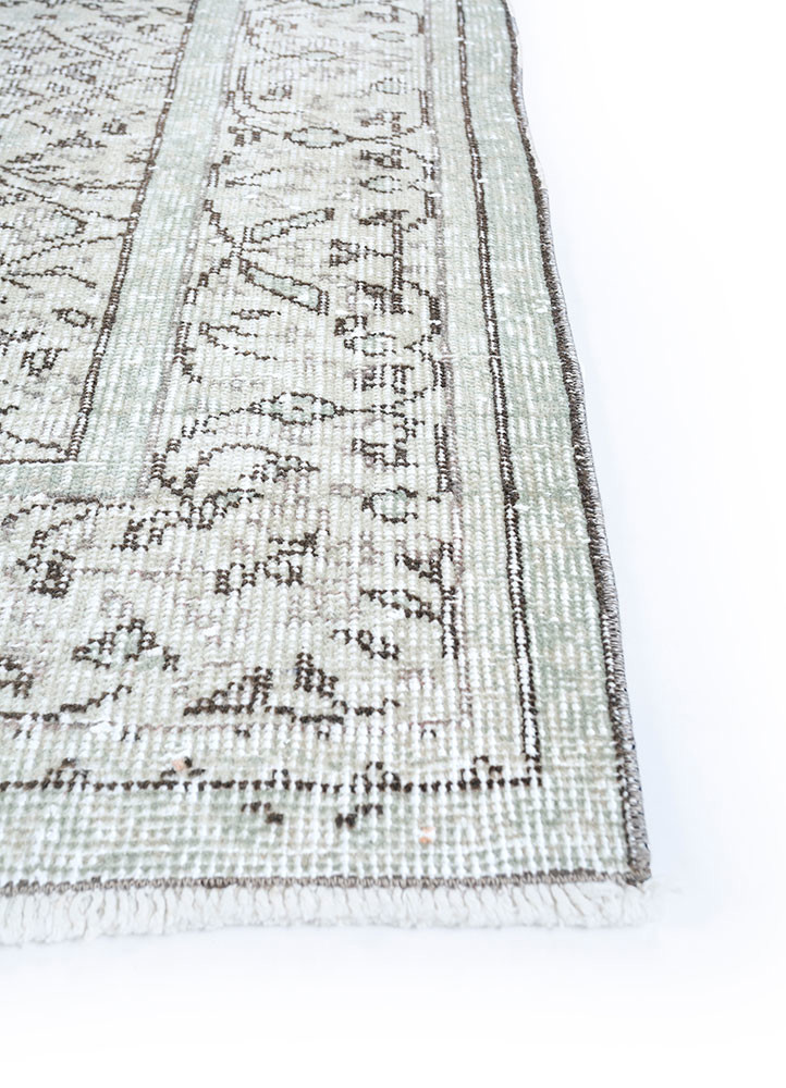 vintage green wool hand knotted Rug - Corner vintage green wool hand knotted Rug - Corner
