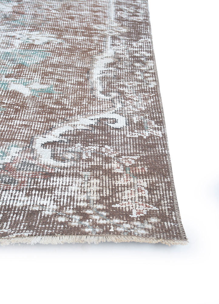 vintage green wool hand knotted Rug - Corner vintage green wool hand knotted Rug - Corner