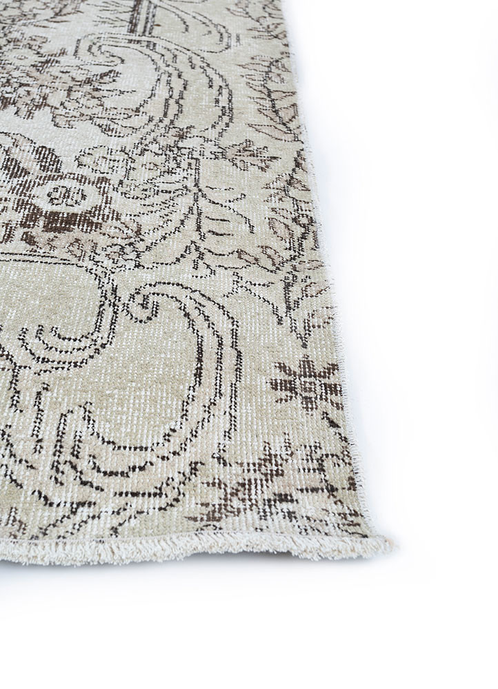 vintage beige and brown wool hand knotted Rug - Corner