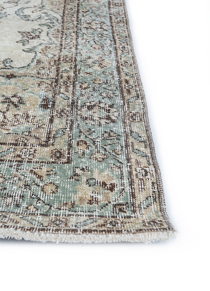 vintage green wool hand knotted Rug - Corner vintage green wool hand knotted Rug - Corner