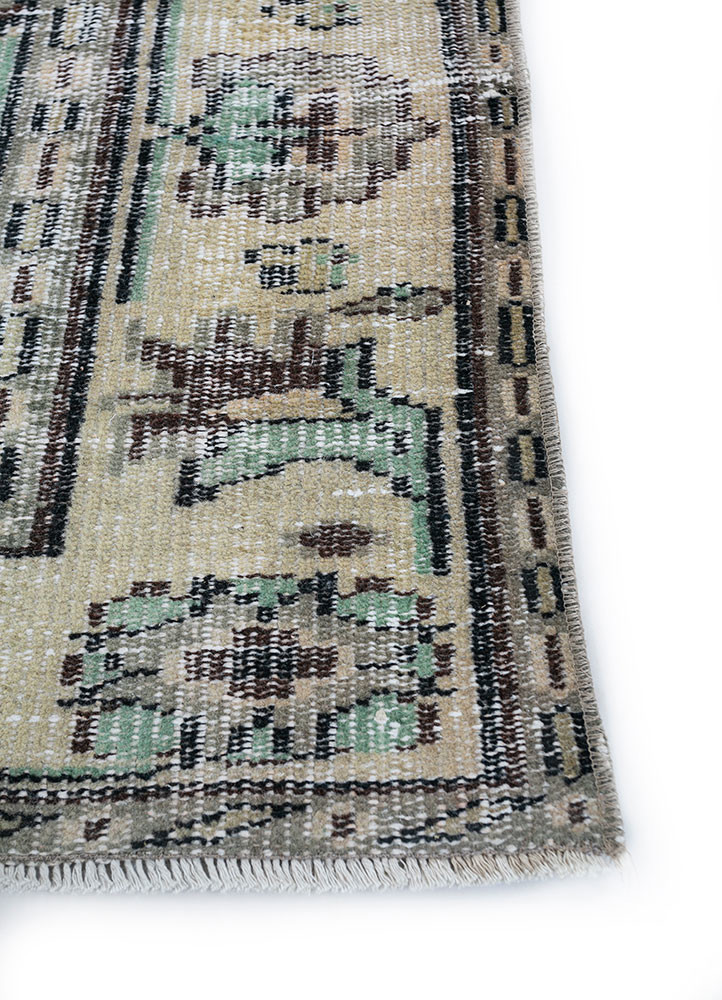 vintage green wool hand knotted Rug - Corner vintage green wool hand knotted Rug - Corner