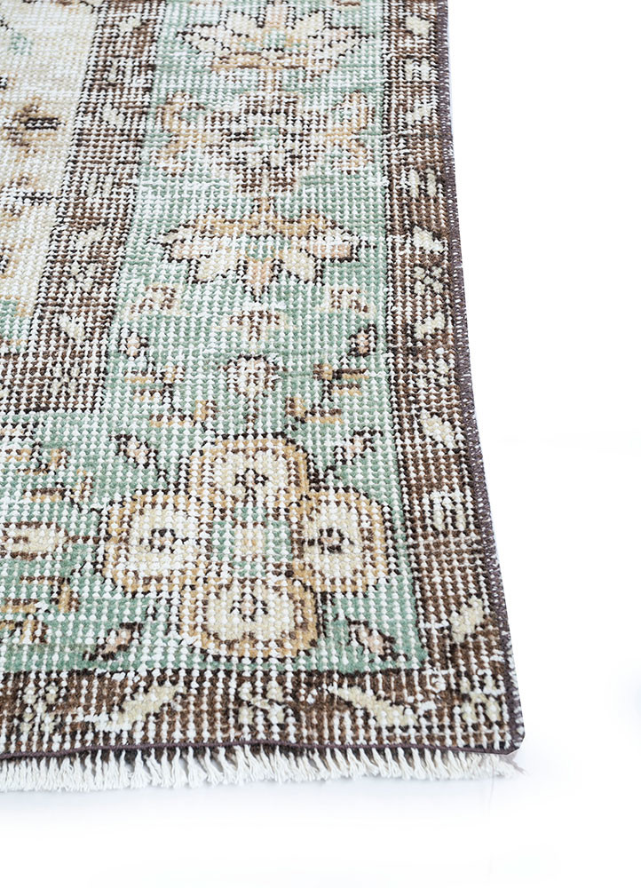 vintage green wool hand knotted Rug - Corner vintage green wool hand knotted Rug - Corner