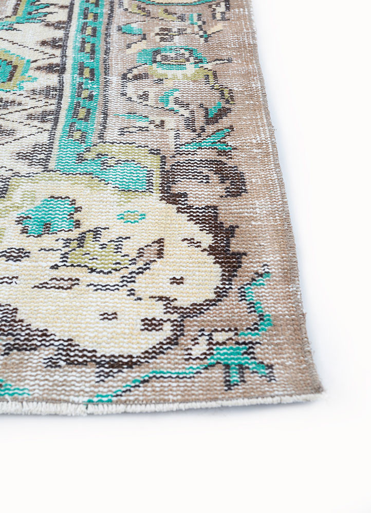 vintage green wool hand knotted Rug - Corner vintage green wool hand knotted Rug - Corner