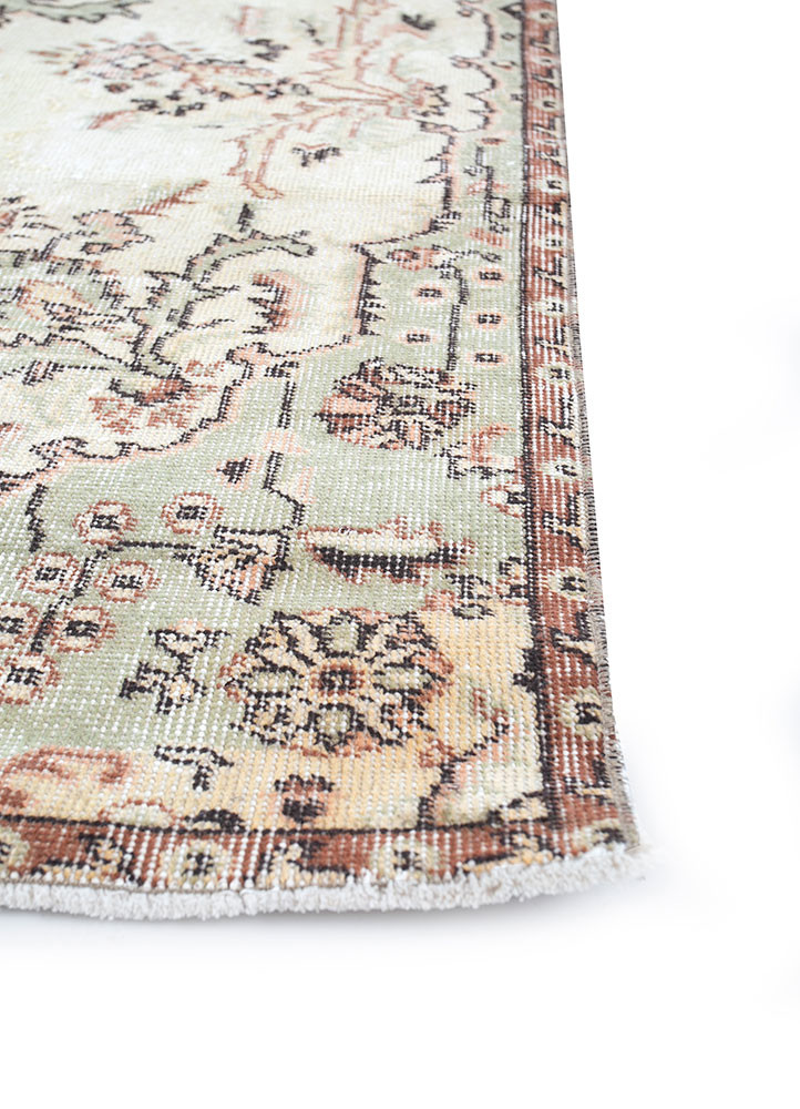 vintage ivory wool hand knotted Rug - Corner