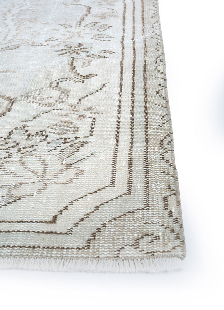 vintage ivory wool hand knotted Rug - Corner vintage ivory wool hand knotted Rug - Corner