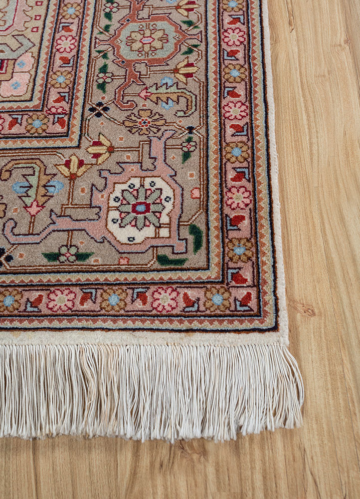 aalam ivory wool hand knotted Rug - Corner