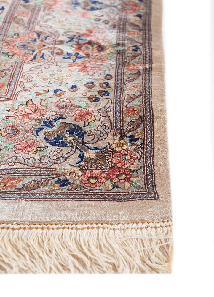 gulmarg ivory silk hand knotted Rug - Corner