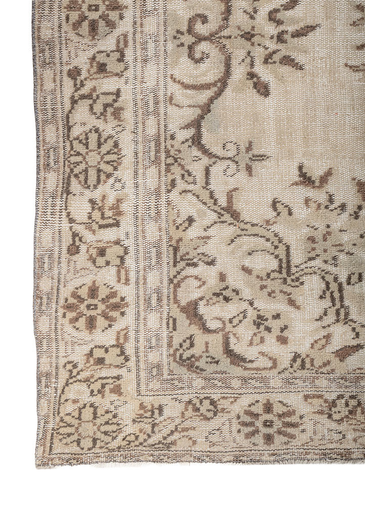 vintage ivory wool hand knotted Rug - Corner vintage ivory wool hand knotted Rug - Corner