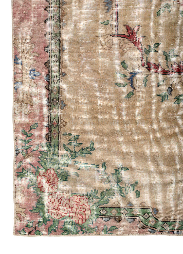 vintage ivory wool hand knotted Rug - Corner vintage ivory wool hand knotted Rug - Corner