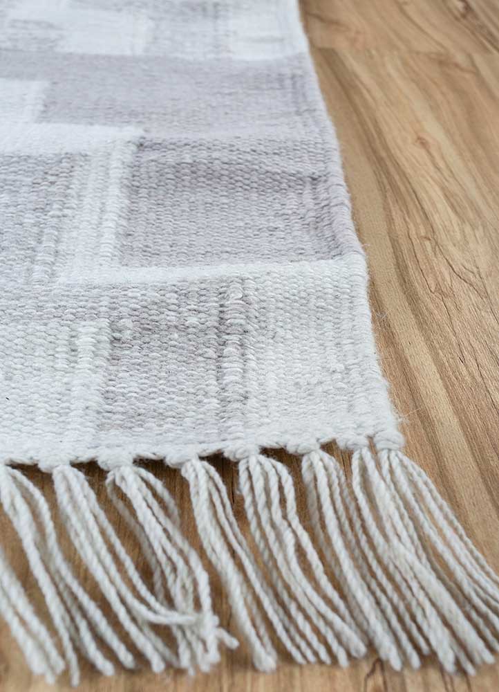 indusbar ivory polyester flat weaves Rug - Corner