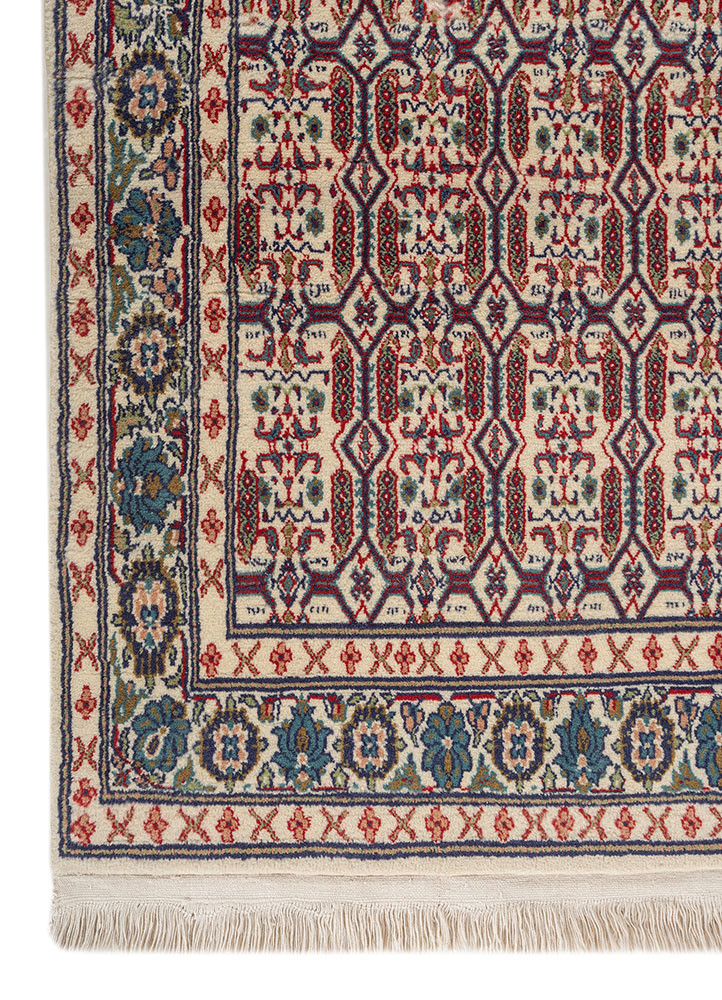 gulnar ivory wool hand knotted Rug - Corner