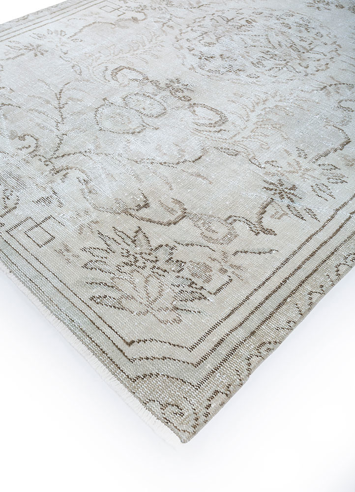 vintage ivory wool hand knotted Rug - FoldShot vintage ivory wool hand knotted Rug - FoldShot