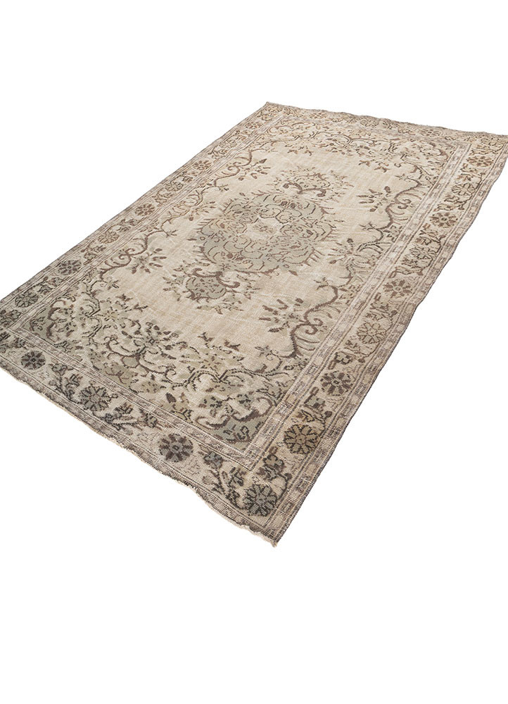 vintage ivory wool hand knotted Rug - FoldShot vintage ivory wool hand knotted Rug - FoldShot