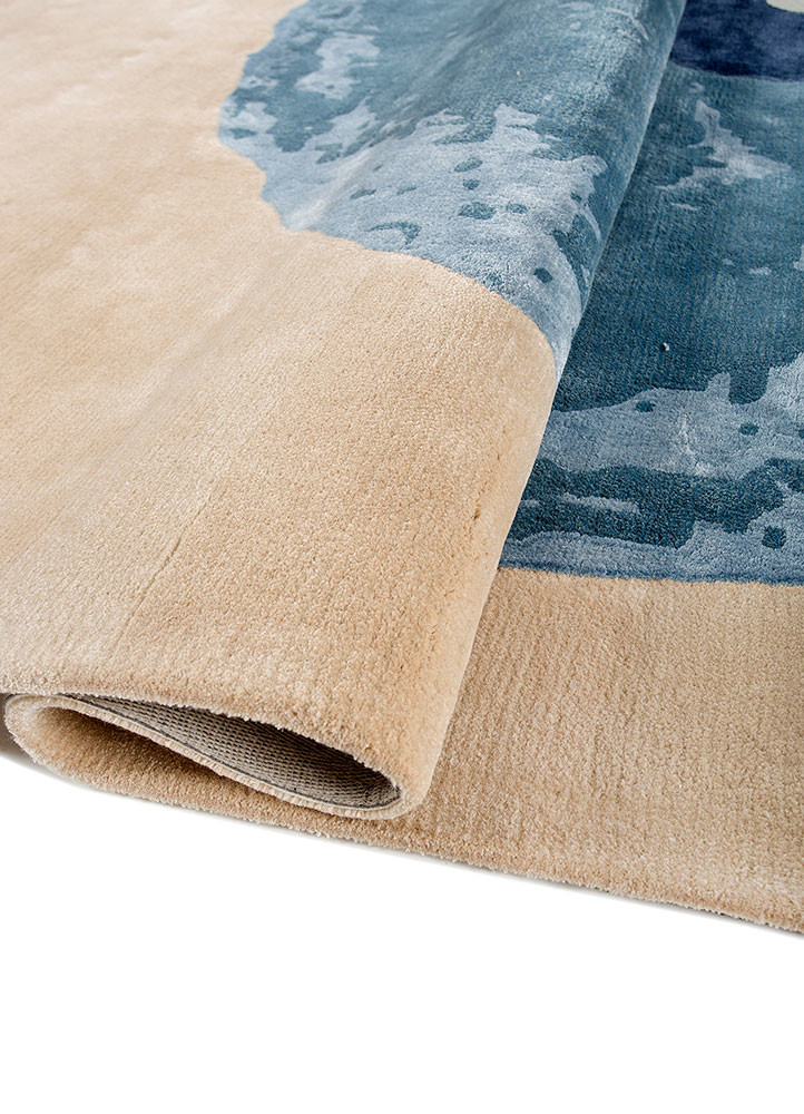aprezo ivory wool and bamboo silk hand tufted Rug - FoldShot