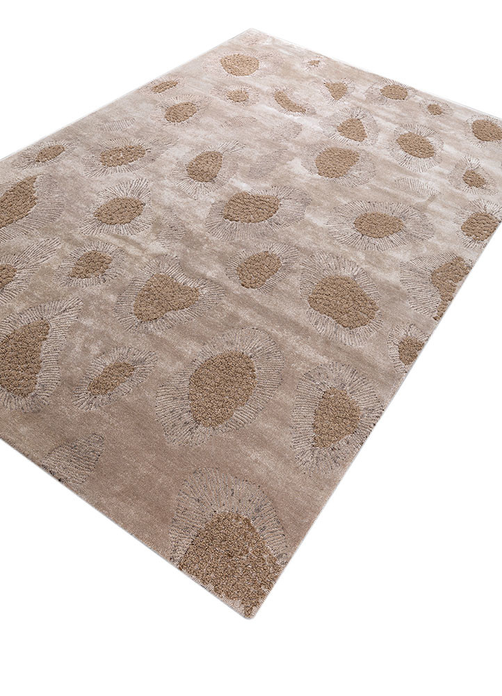 wild wanderlust ivory wool and viscose hand tufted Rug - FoldShot