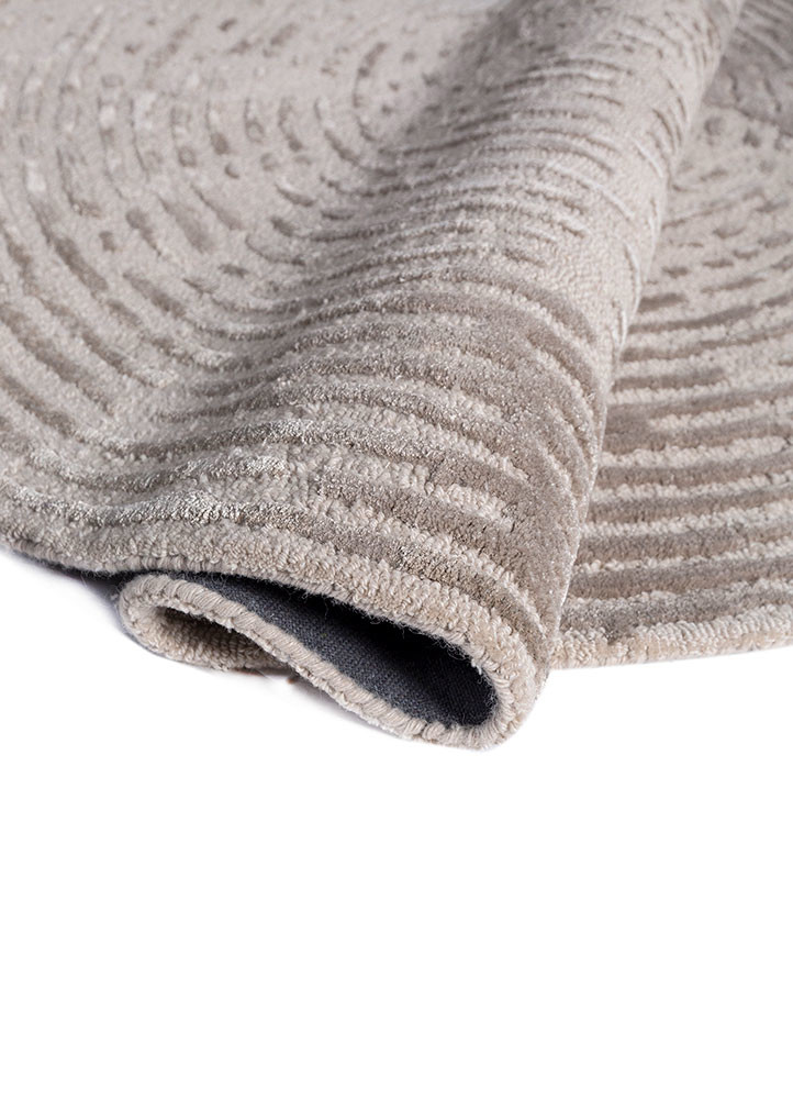 aprezo ivory wool and viscose hand tufted Rug - FoldShot aprezo ivory wool and viscose hand tufted Rug - FoldShot