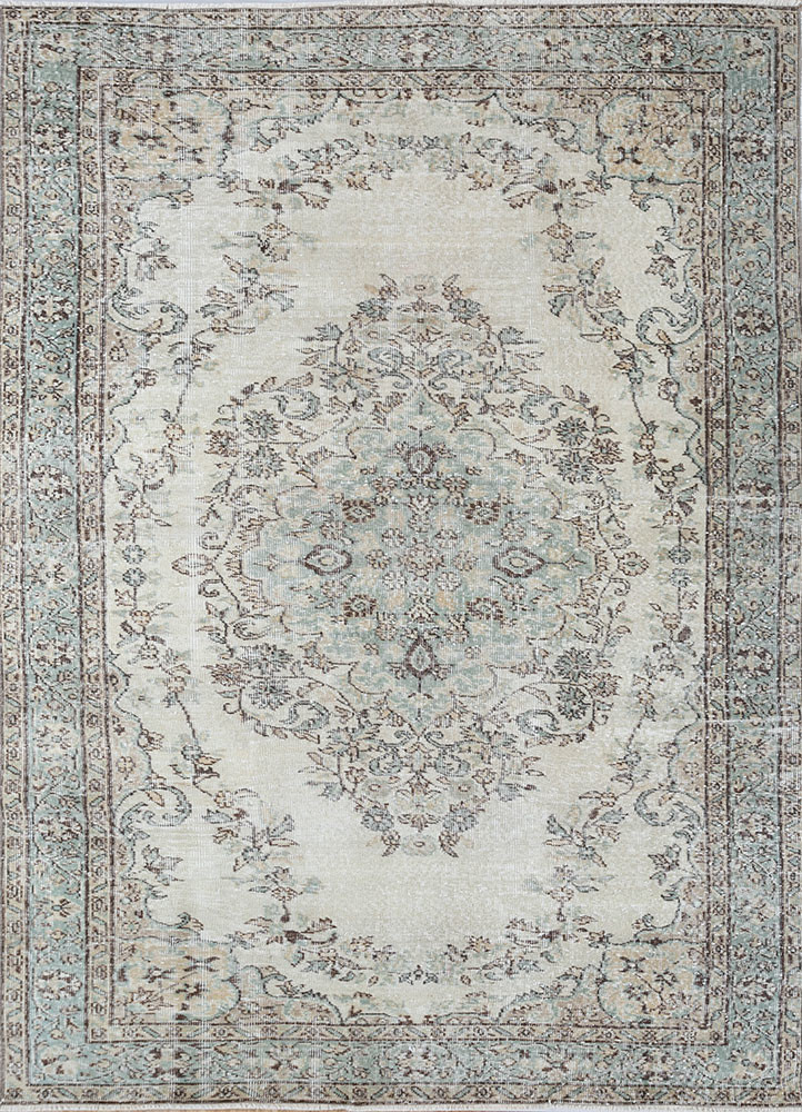 vintage green wool hand knotted Rug - HeadShot vintage green wool hand knotted Rug - HeadShot