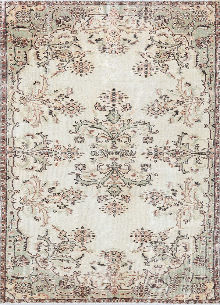 vintage ivory wool hand knotted Rug - HeadShot